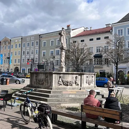 Grosse Im Zentrum Von Braunau Am *